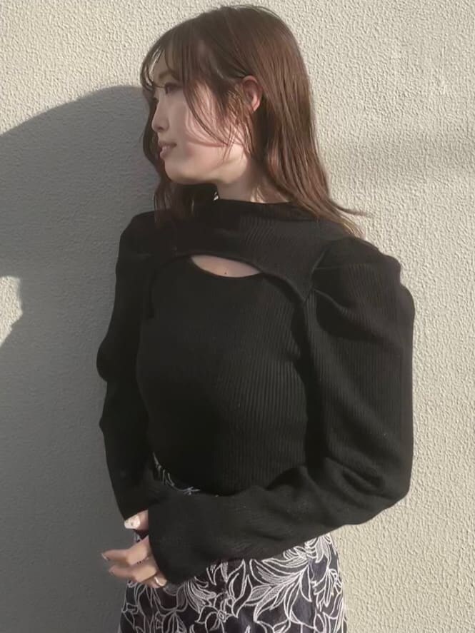 ブラック系のブーツ、ブラック系のニット/セーター、ブルー系のスカートを着用したレディースの冬コーディネートの4枚目の写真