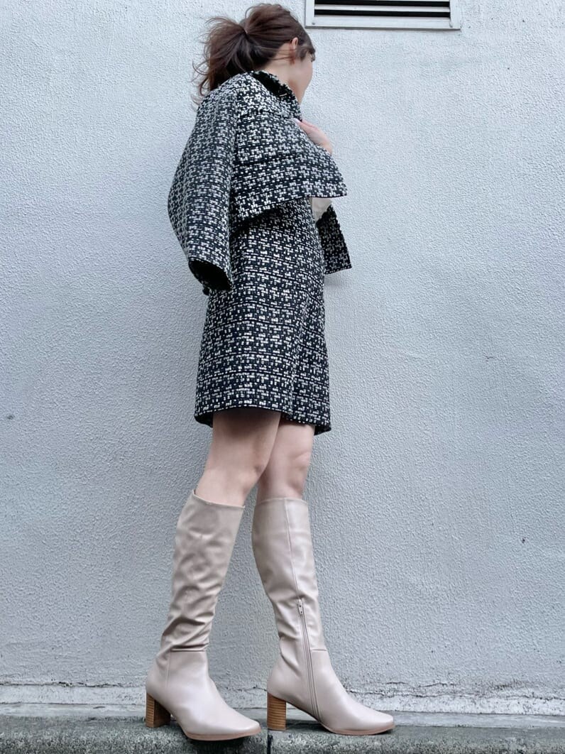 ベージュ系のブーツ、ベージュ系のシャツ/ブラウス、ブラック系のテーラードジャケットを着用したレディースの冬コーディネートの2枚目の写真