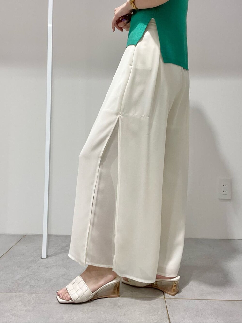 ホワイト系のシャツ/ブラウス、ホワイト系のその他パンツ、ホワイト系のサンダルを着用したレディースの夏コーディネートの10枚目の写真