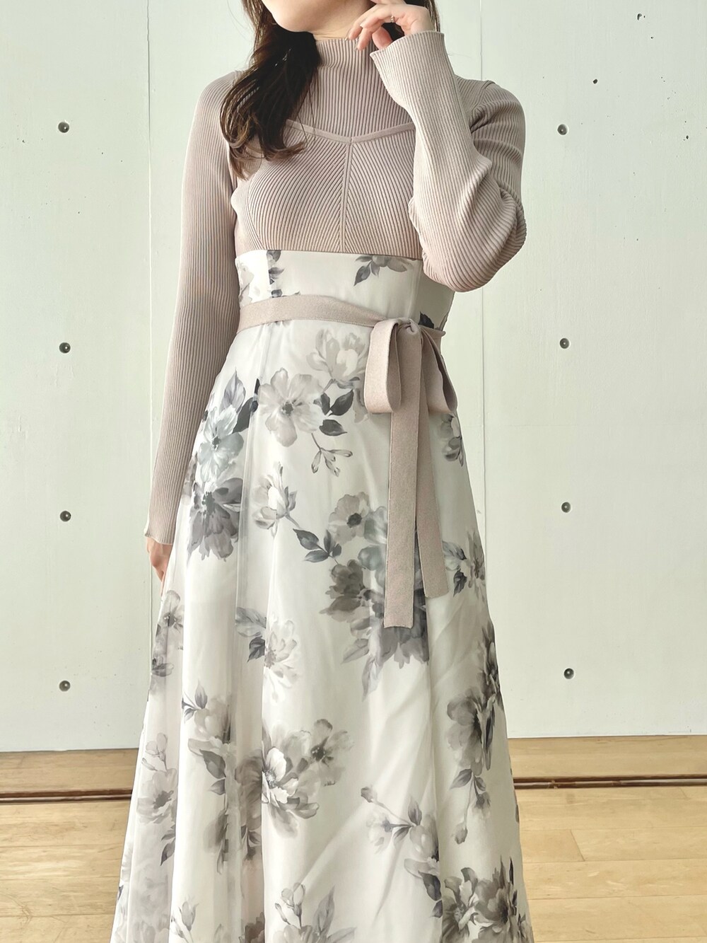 ベージュ系のワンピース、ホワイト系のブーツを着用したレディースの秋コーディネートの4枚目の写真