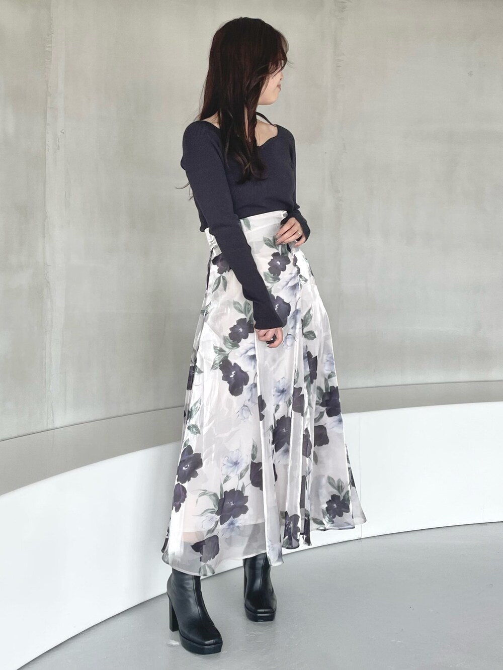 ブルー系のスカート、ブラック系のブーツ、グレー系のニット/セーターを着用したレディースの秋コーディネートの3枚目の写真