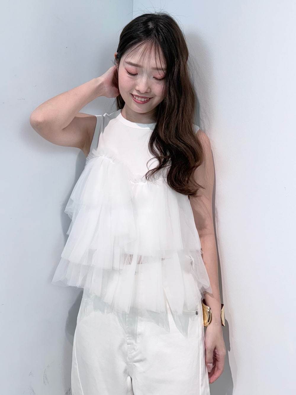 ホワイト系のデニムパンツ、ホワイト系のサンダル、ホワイト系のTシャツ/カットソーを着用したレディースの春コーディネートの4枚目の写真