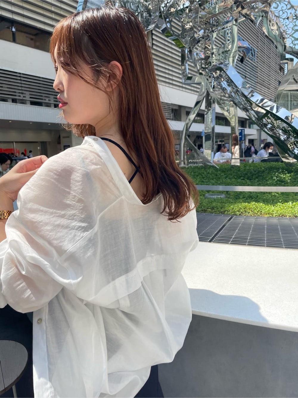 ブラック系のサンダル、ブルー系のワンピース、ホワイト系のシャツ/ブラウスを着用したレディースの夏コーディネートの5枚目の写真