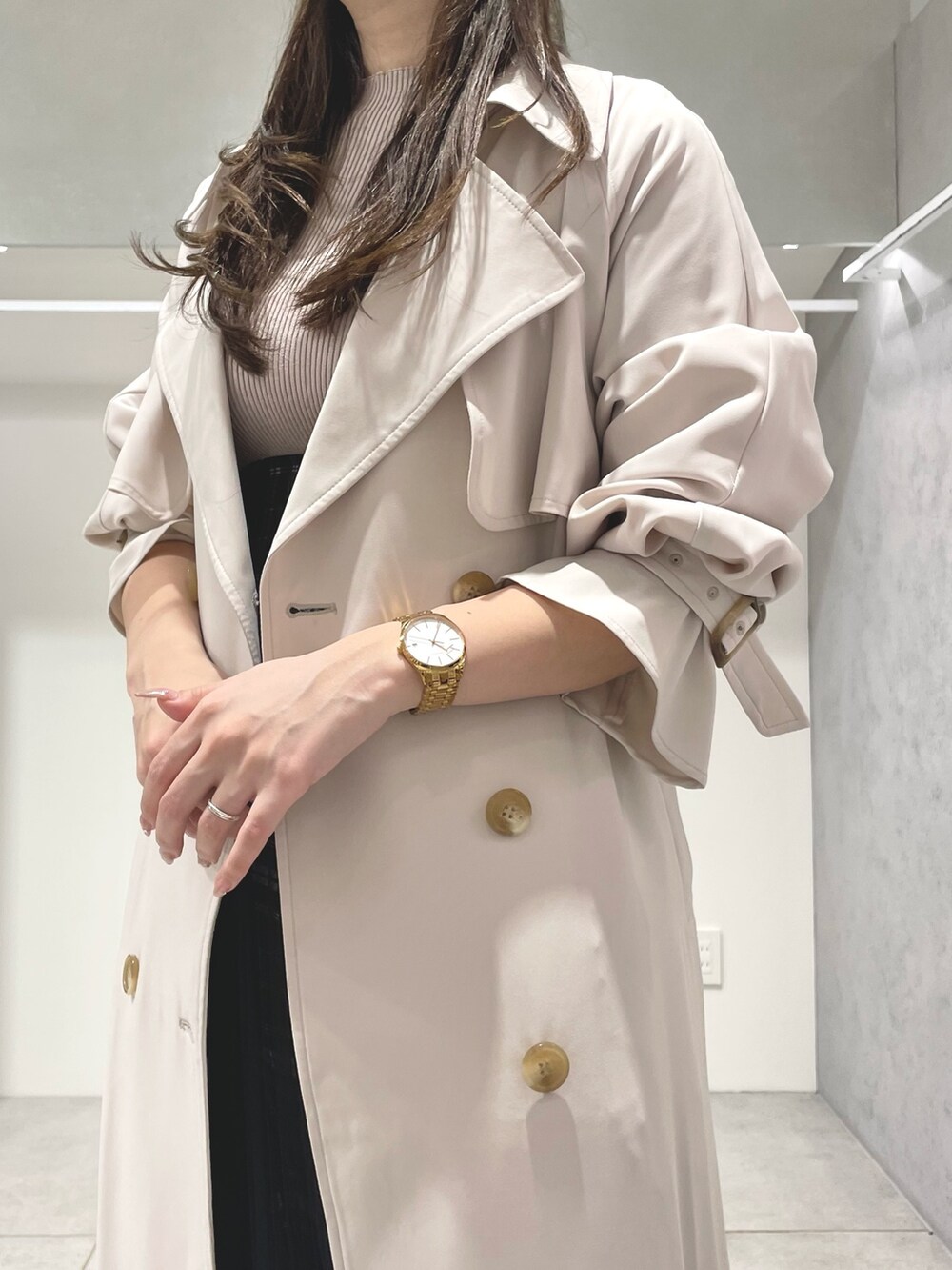 ベージュ系のワンピース、ピンク系のトレンチコート、ホワイト系のブーツを着用したレディースの春コーディネートの4枚目の写真