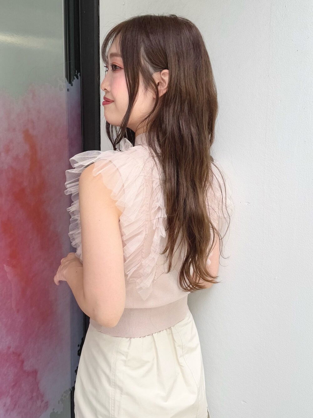 ホワイト系のスカート、ピンク系のニット/セーター、ブラウン系のブーツを着用したレディースの夏コーディネートの7枚目の写真