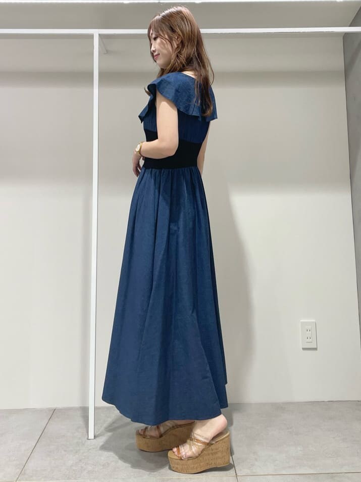 ベージュ系のサンダル、ベージュ系のトートバッグ、ブルー系のワンピースを着用したレディースの夏コーディネートの3枚目の写真