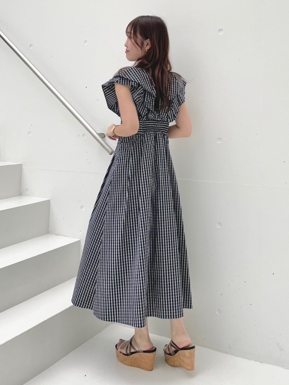 ブラック系のサンダル、その他のワンピースを着用したレディースの春コーディネートの3枚目の写真