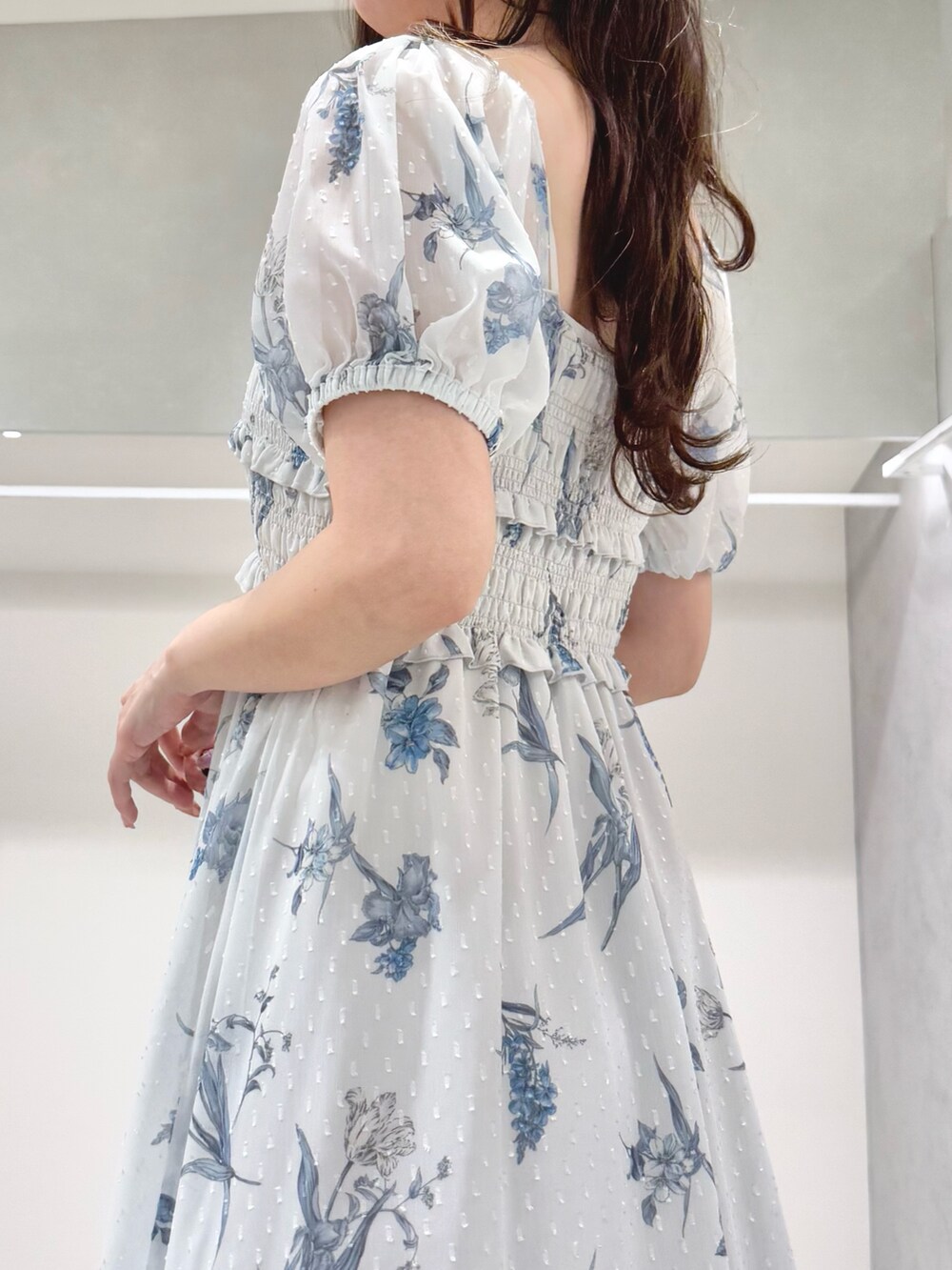 グレー系のワンピース、その他のサンダルを着用したレディースの春コーディネートの6枚目の写真