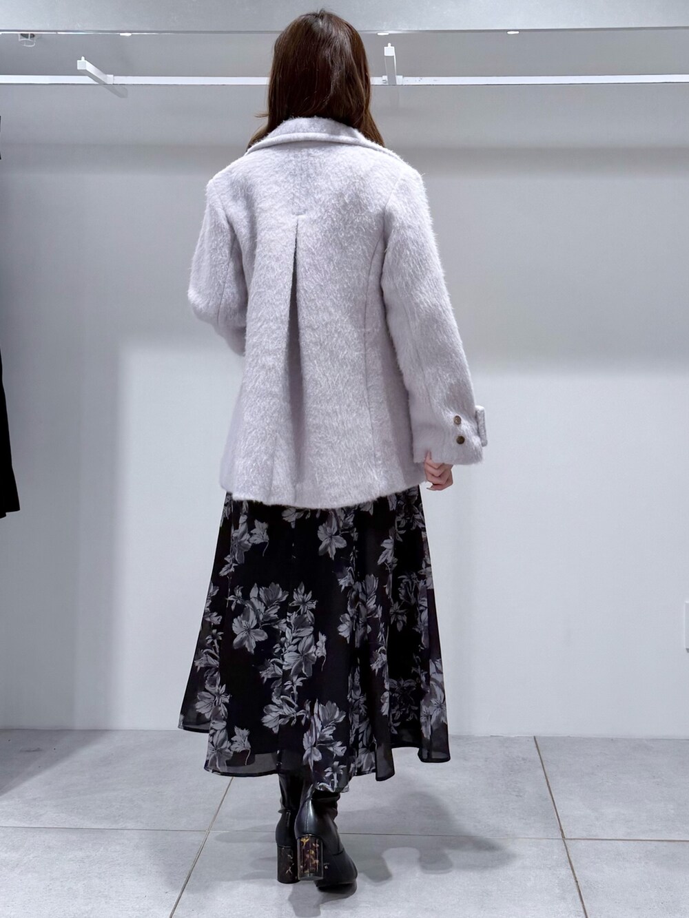 グレー系のその他アウター、ブラック系のワンピース、ブラック系のブーツを着用したレディースの冬コーディネートの5枚目の写真