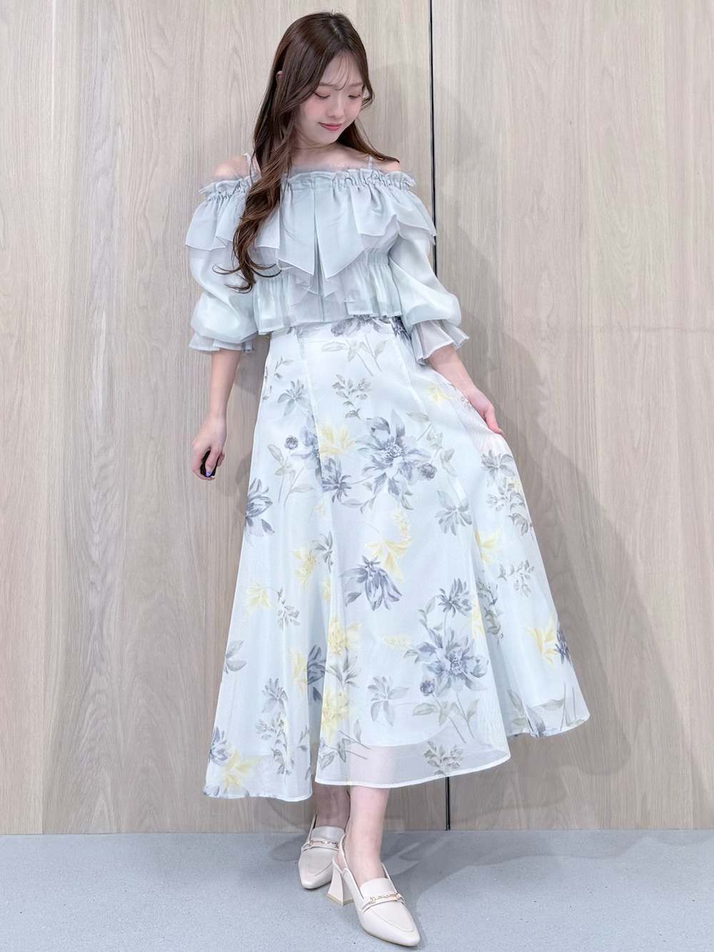 グリーン系のシャツ/ブラウス、グリーン系のスカート、ホワイト系のトレンチコートを着用したレディースの春コーディネートの6枚目の写真