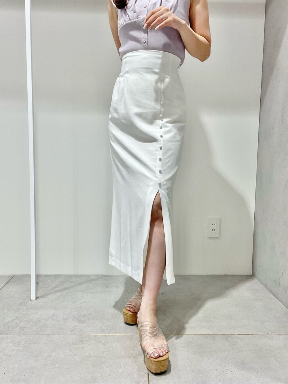 その他のサンダル、ホワイト系のスカート、パープル系のニット/セーターを着用したレディースの夏コーディネートの6枚目の写真