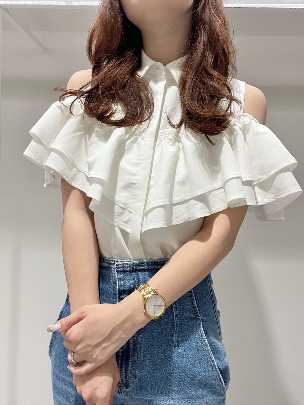 ホワイト系のシャツ/ブラウス、ブルー系のその他パンツ、その他のサンダルを着用したレディースの夏コーディネートの3枚目の写真