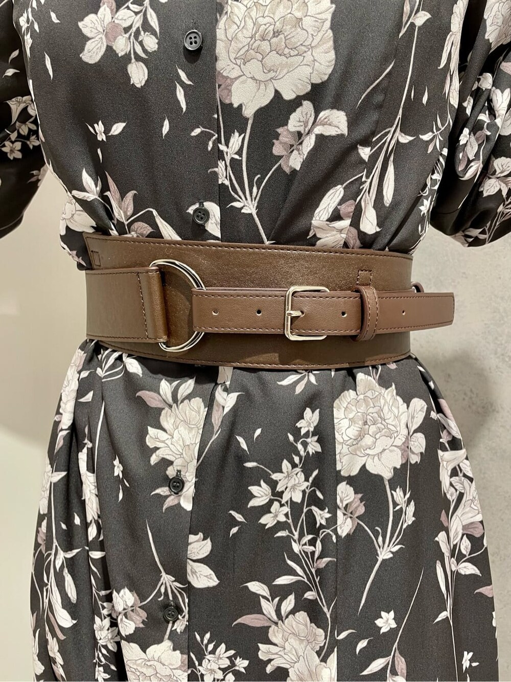 ベージュ系のブーツ、ブラック系のワンピース、ブラウン系のベルトを着用したレディースの冬コーディネートの5枚目の写真