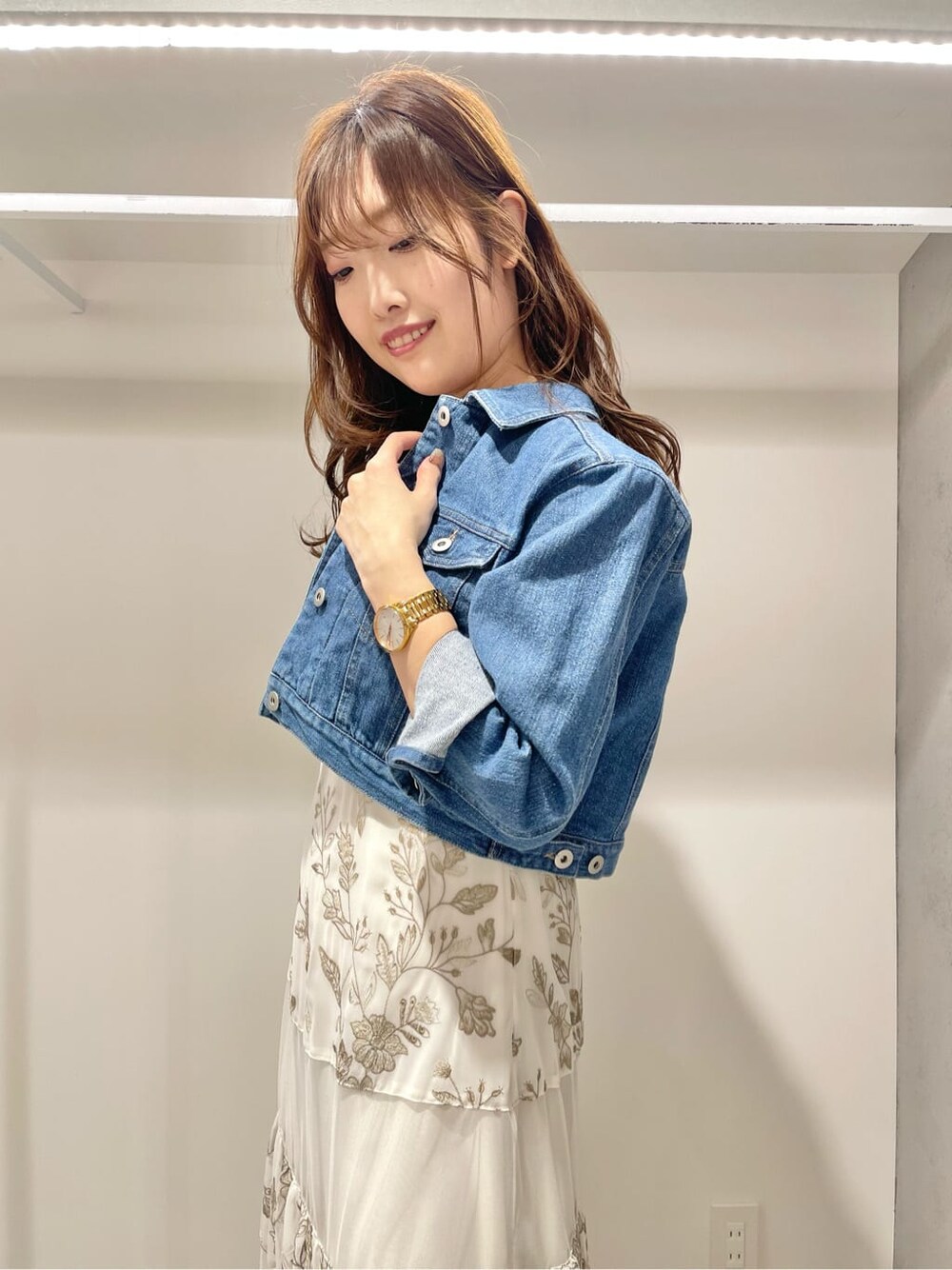 ブルー系のテーラードジャケット、ベージュ系のワンピースを着用したレディースの春コーディネートの5枚目の写真