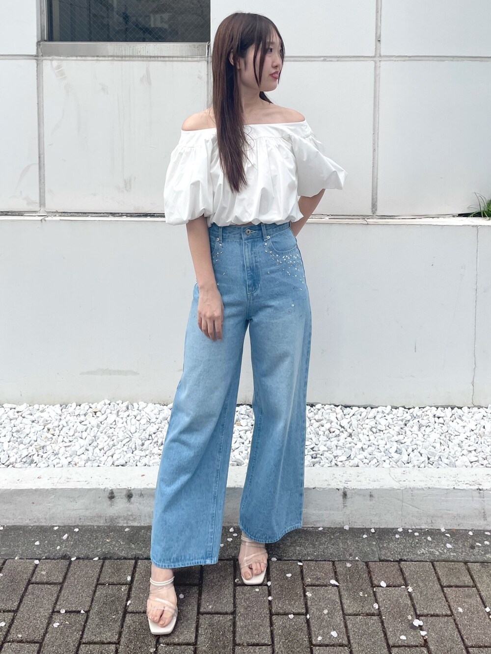 ブルー系のデニムパンツ、その他のサンダル、ホワイト系のシャツ/ブラウスを着用したレディースの夏コーディネートの2枚目の写真