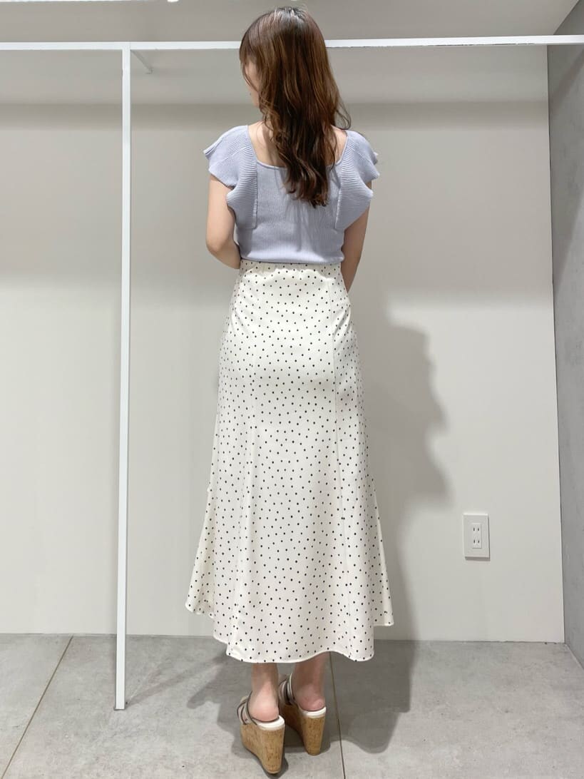 ホワイト系のスカート、グリーン系のサンダル、ブルー系のニット/セーターを着用したレディースの春コーディネートの3枚目の写真