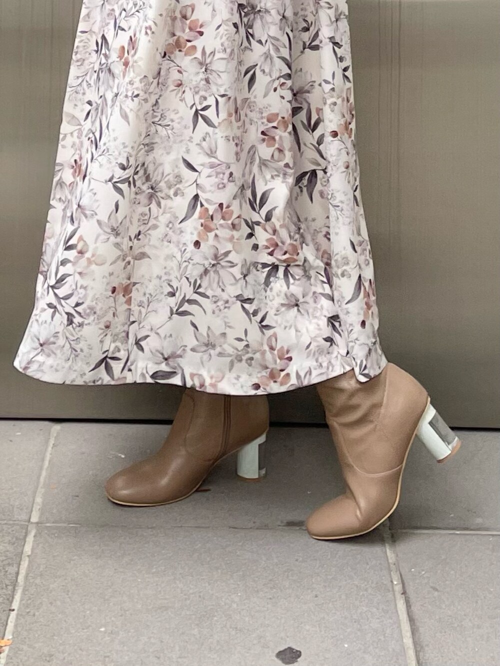 ブラウン系のワンピース、ブラウン系のブーツを着用したレディースの秋コーディネートの8枚目の写真