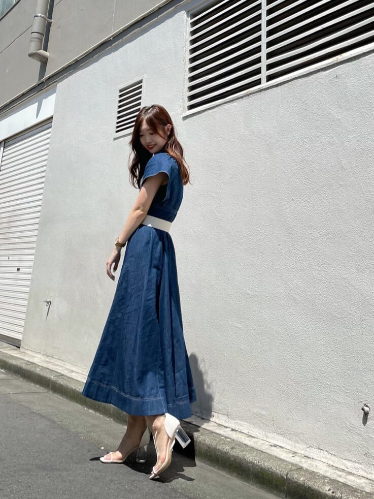 ブルー系のワンピース、ホワイト系のその他シューズ、ホワイト系のベルトを着用したレディースの夏コーディネートの2枚目の写真