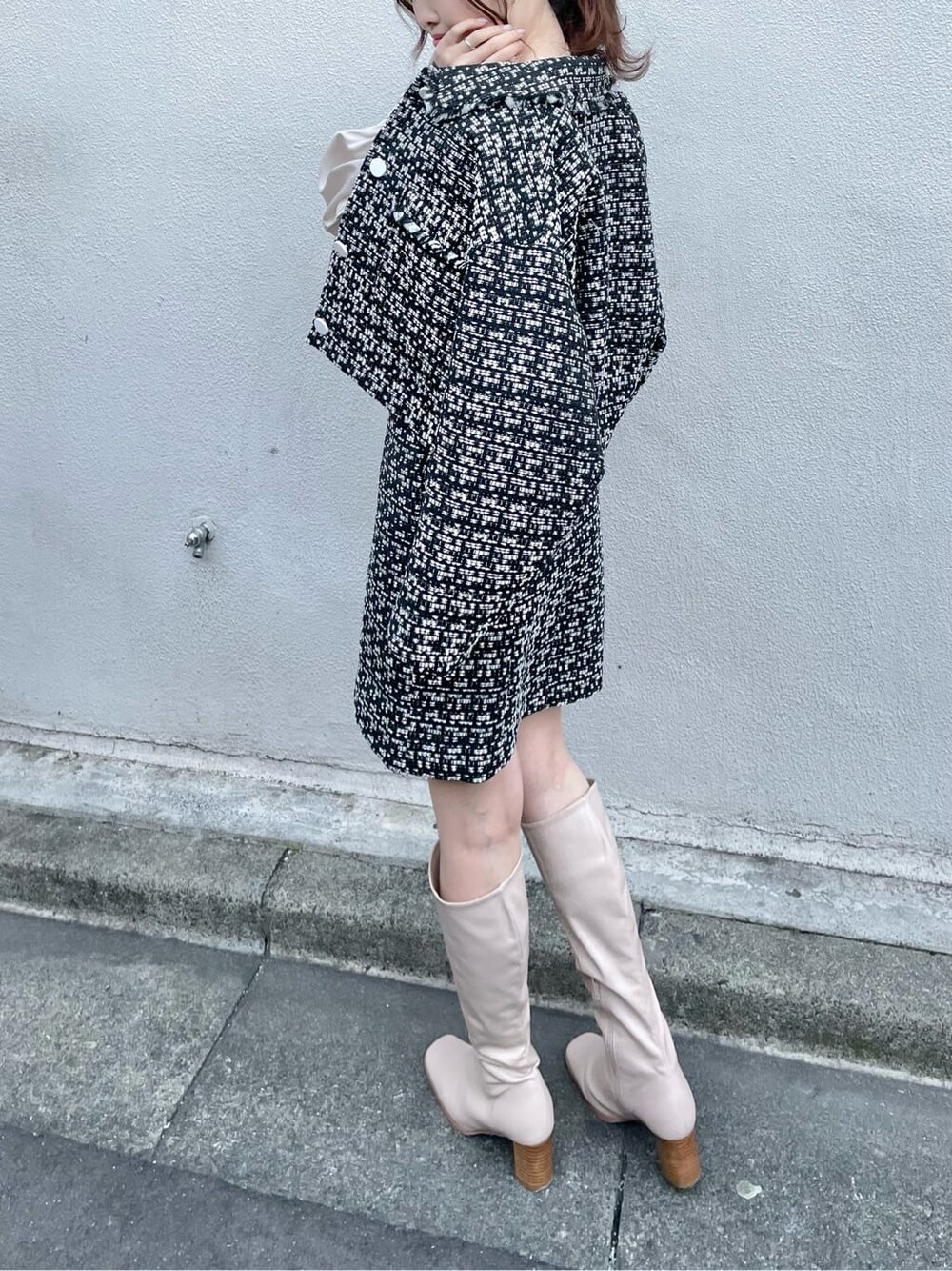 ベージュ系のブーツ、ベージュ系のシャツ/ブラウス、ブラック系のテーラードジャケットを着用したレディースの冬コーディネートの4枚目の写真