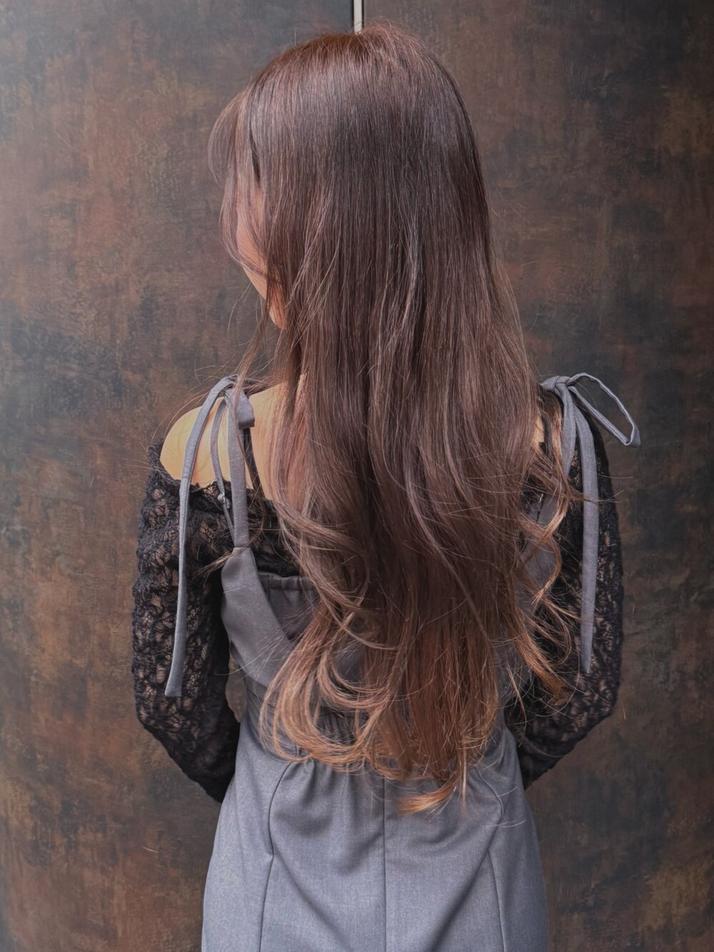 グレー系のワンピース、ブラック系のブーツを着用したレディースの秋コーディネートの6枚目の写真