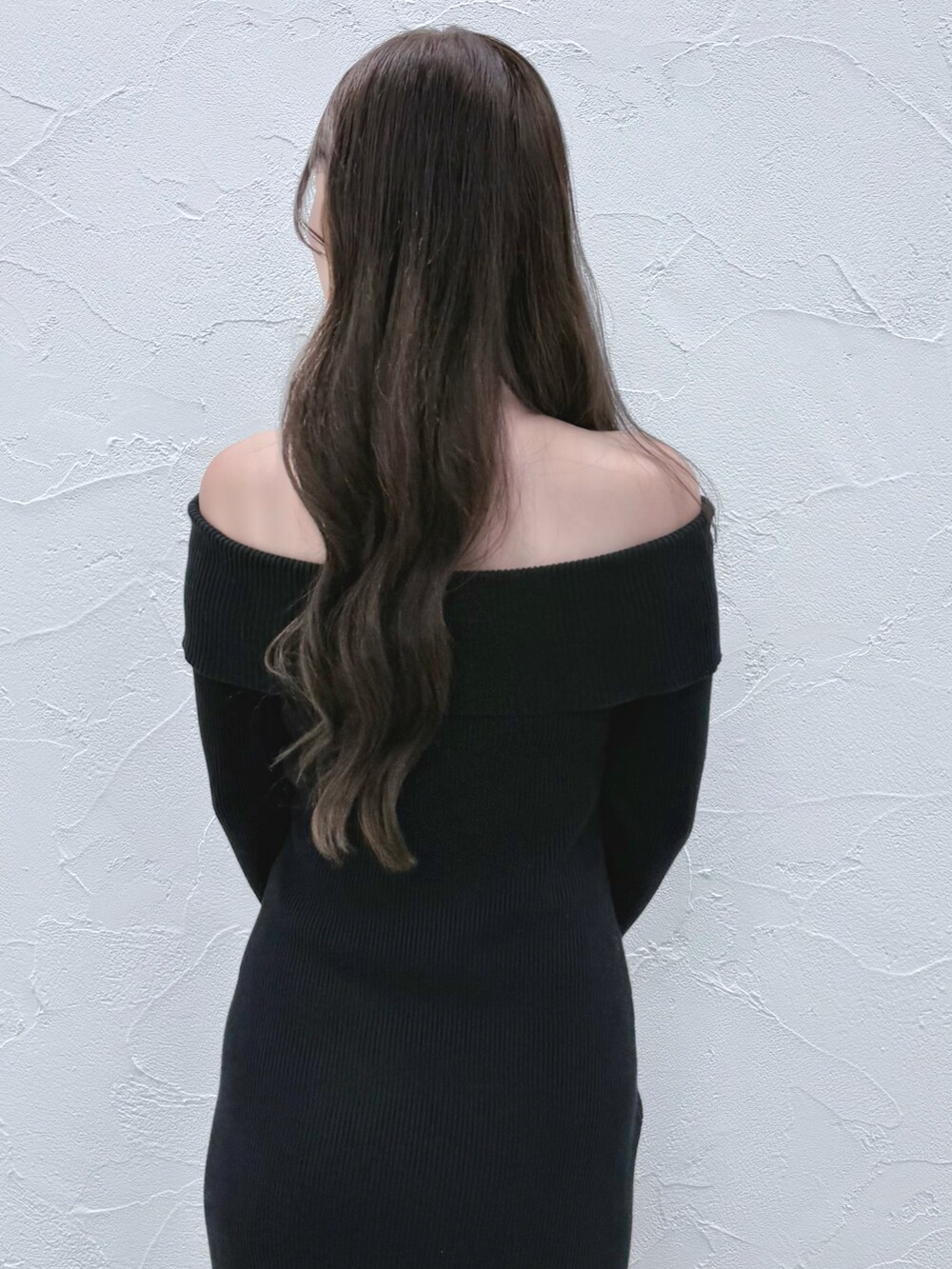 ブラック系のワンピース、ブラック系のブーツを着用したレディースの秋コーディネートの7枚目の写真