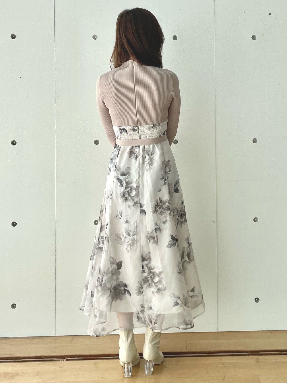 ベージュ系のワンピース、ホワイト系のブーツを着用したレディースの秋コーディネートの3枚目の写真