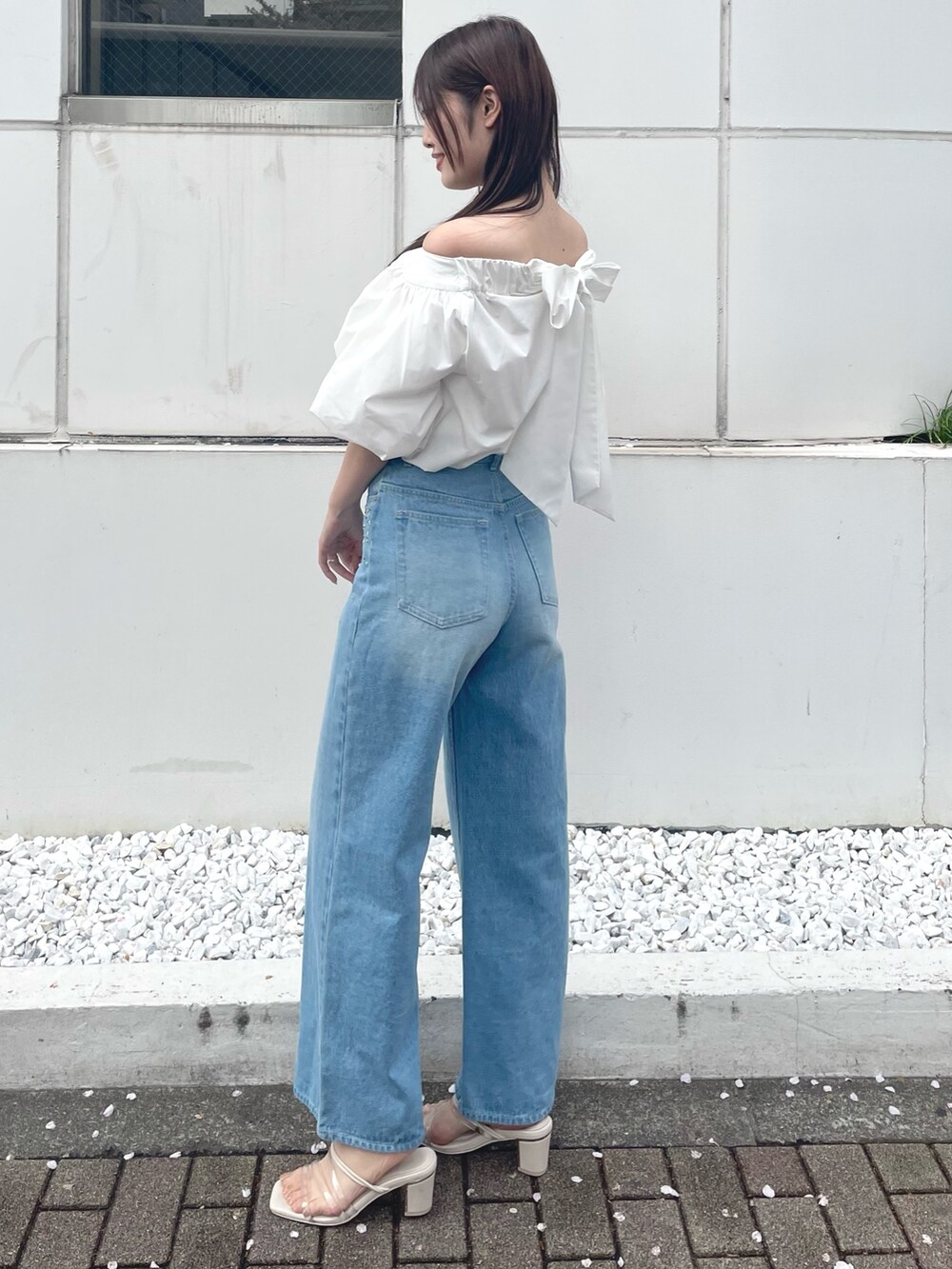 ブルー系のデニムパンツ、その他のサンダル、ホワイト系のシャツ/ブラウスを着用したレディースの夏コーディネートの3枚目の写真