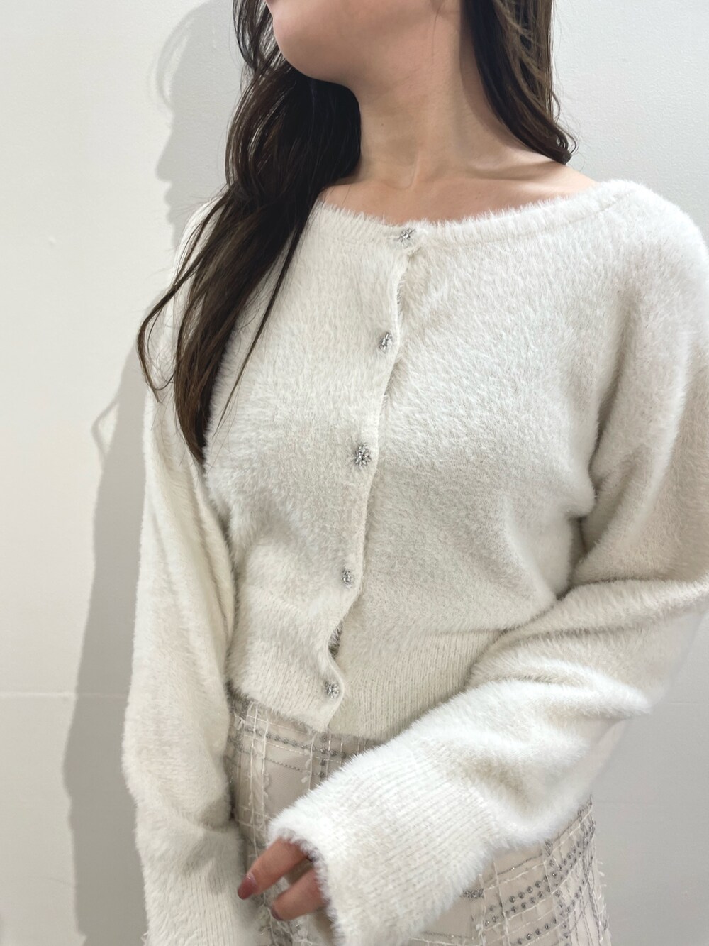 ホワイト系のその他アウター、ホワイト系のスカート、ホワイト系のブーツを着用したレディースの冬コーディネートの6枚目の写真