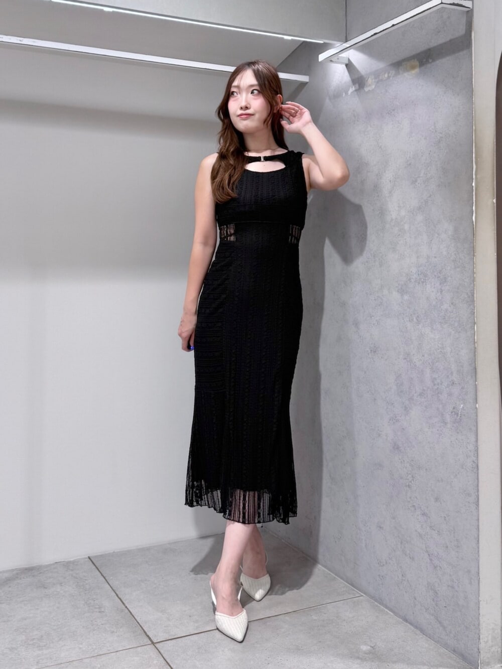 ホワイト系のパンプス、グリーン系のシャツ/ブラウス、ブラック系のワンピースを着用したレディースの夏コーディネートの6枚目の写真