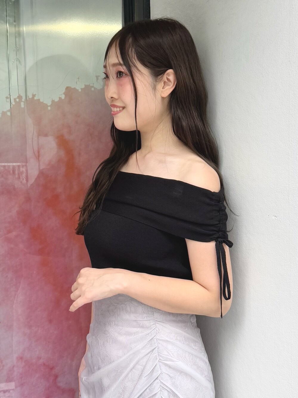 パープル系のスカート、ブラック系のニット/セーター、ブラック系のサンダルを着用したレディースの夏コーディネートの7枚目の写真