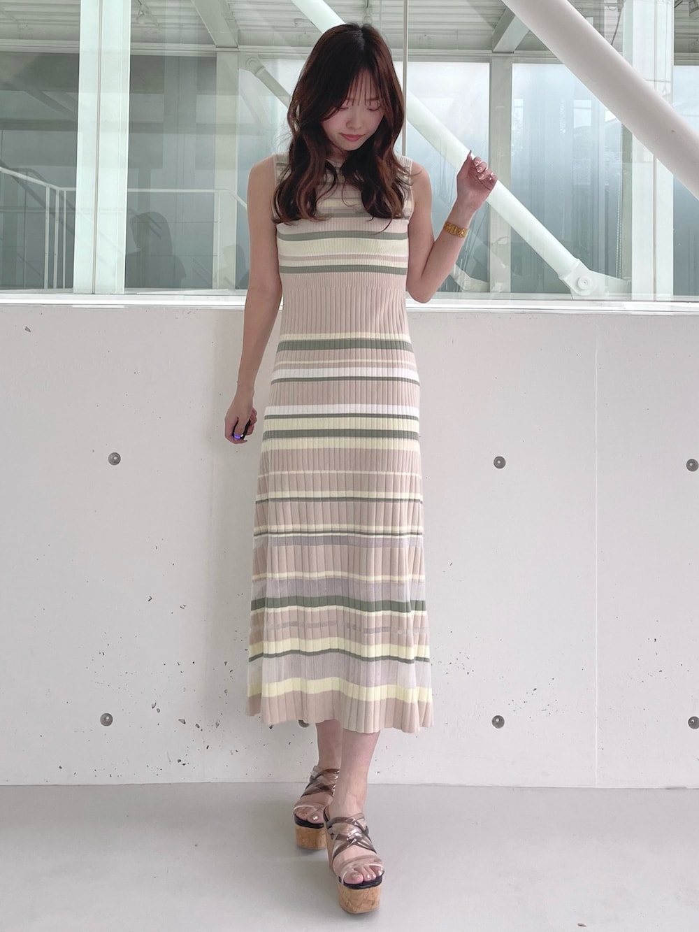 ホワイト系のシャツ/ブラウス、その他のワンピース、ブラック系のサンダルを着用したレディースの夏コーディネートの5枚目の写真