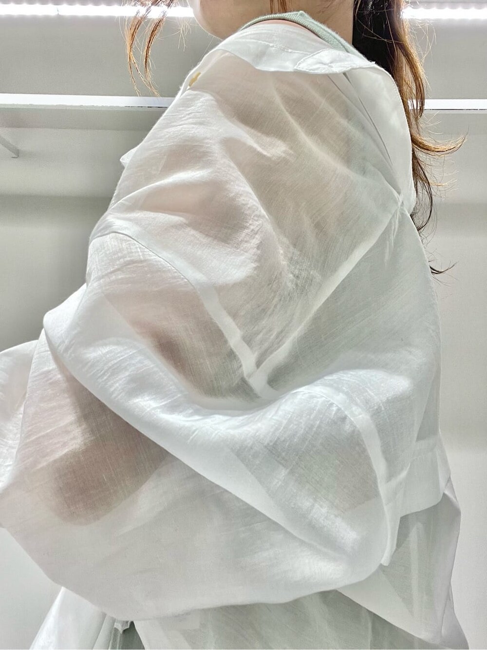 グリーン系のサンダル、ホワイト系のシャツ/ブラウス、ブラック系のキャミソールを着用したレディースの夏コーディネートの5枚目の写真