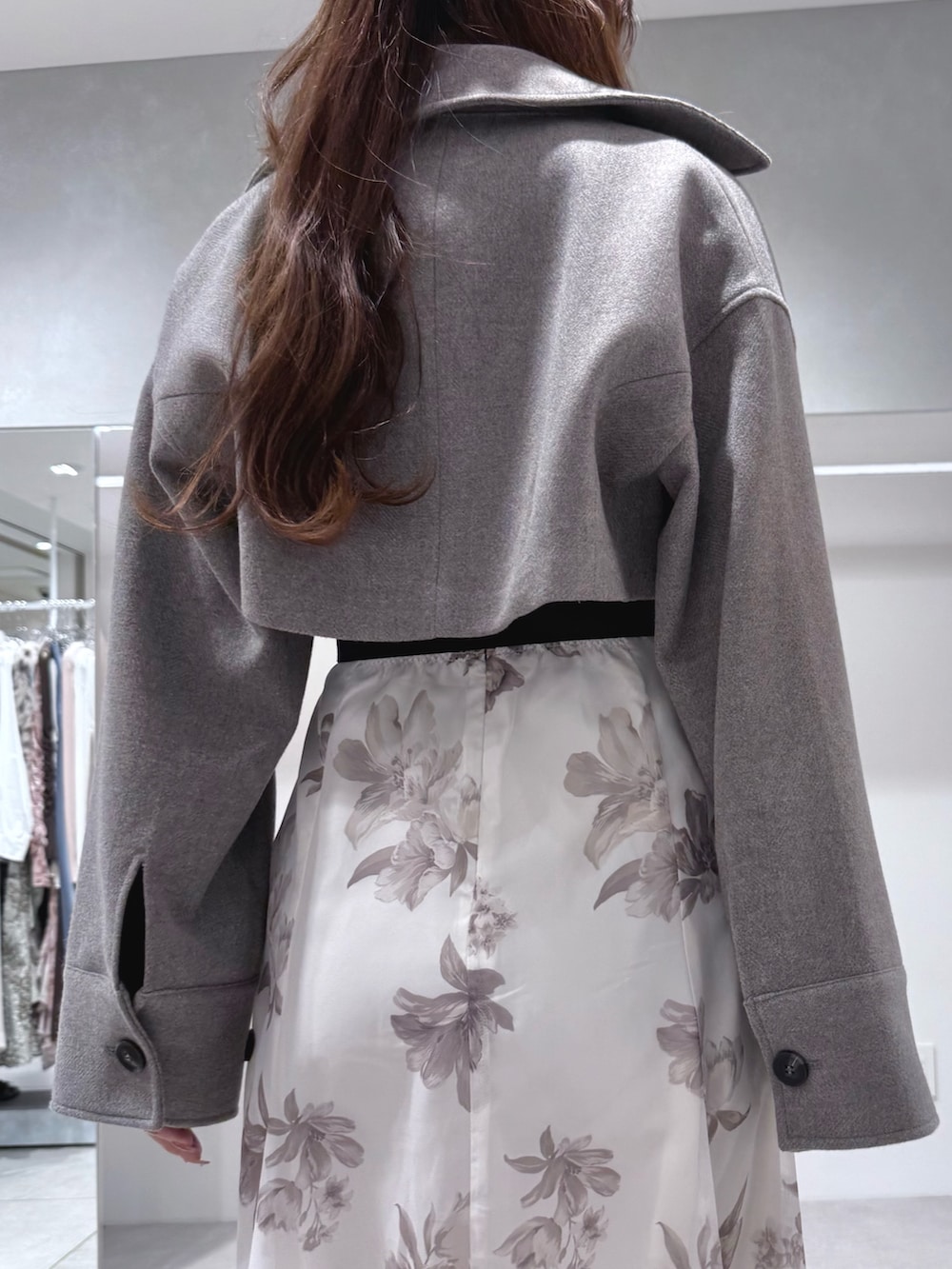 グレー系のその他アウター、ブラック系のワンピース、ブラック系のハンドバッグを着用したレディースの秋コーディネートの6枚目の写真