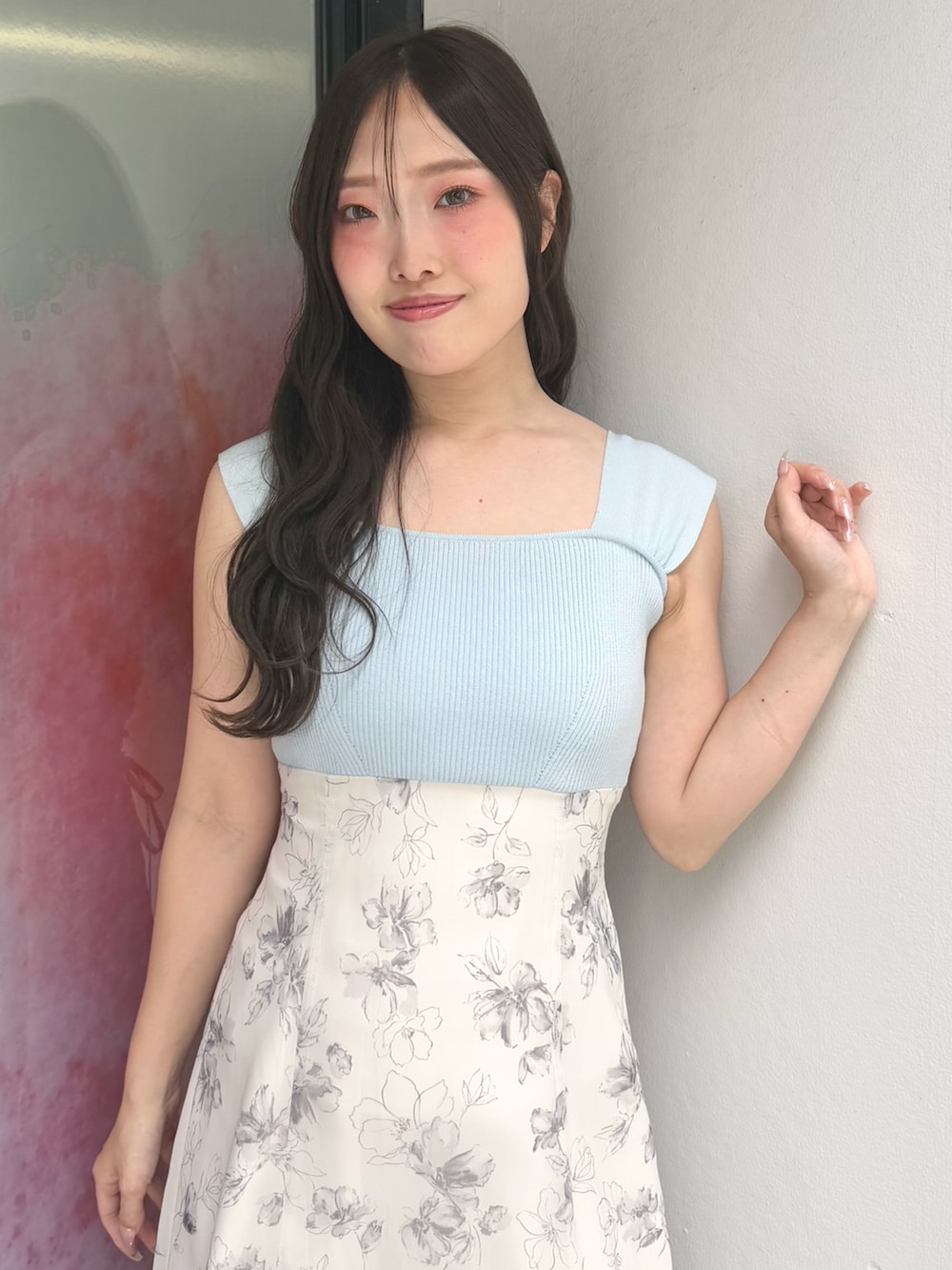 ブルー系のワンピース、ホワイト系のサンダルを着用したレディースの夏コーディネートの5枚目の写真