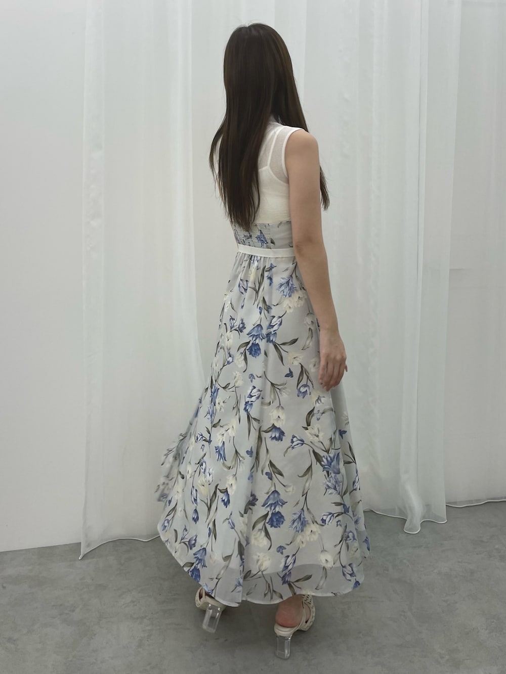 ブルー系のワンピース、ホワイト系のテーラードジャケット、ホワイト系のパンプスを着用したレディースの春コーディネートの8枚目の写真