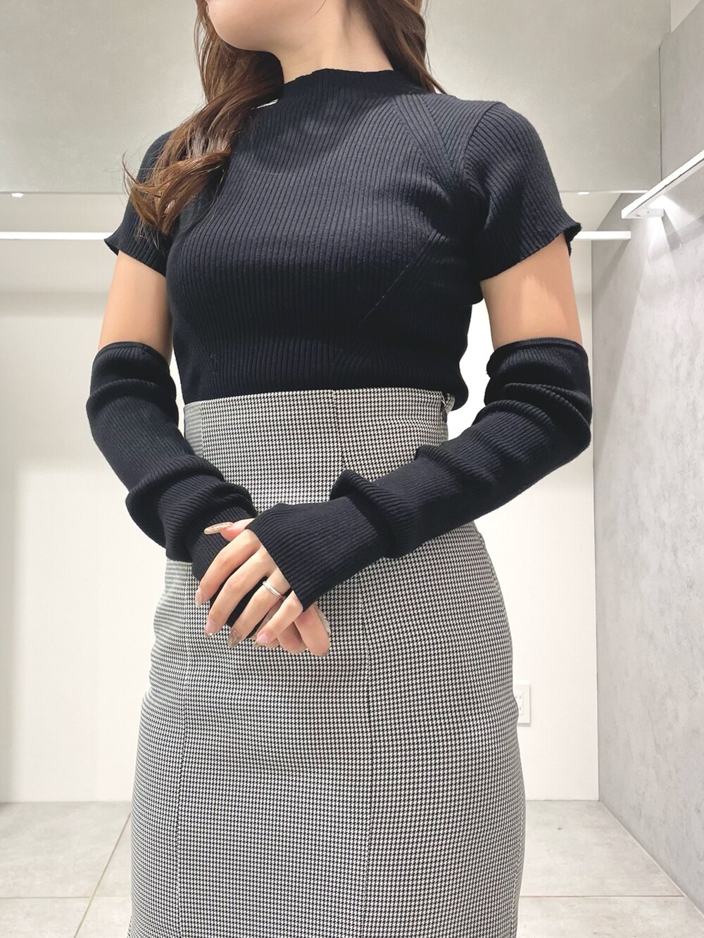 ブラック系のライダースジャケット、ブラック系のニット/セーター、その他のスカートを着用したレディースの秋コーディネートの8枚目の写真