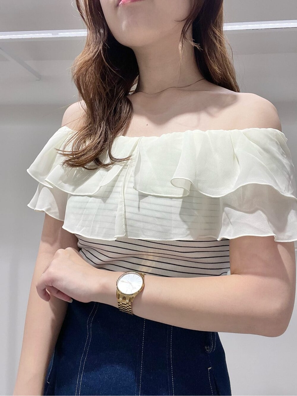 ブラック系のサンダル、ブラック系のトートバッグ、ブルー系のスカートを着用したレディースの夏コーディネートの6枚目の写真