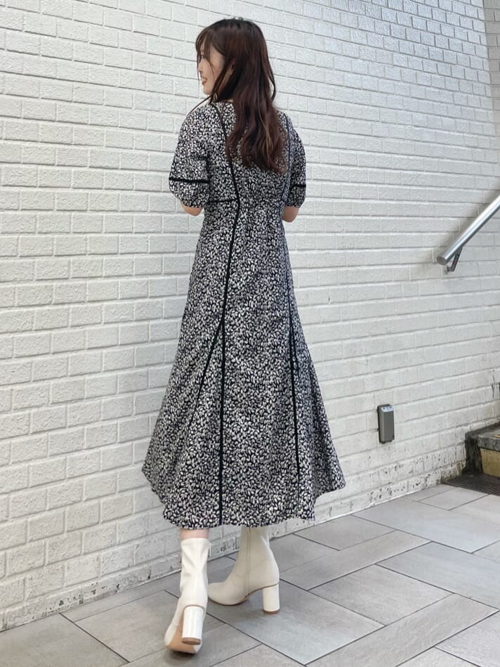 ブラック系のワンピース、ホワイト系のその他シューズを着用したレディースの夏コーディネートの3枚目の写真