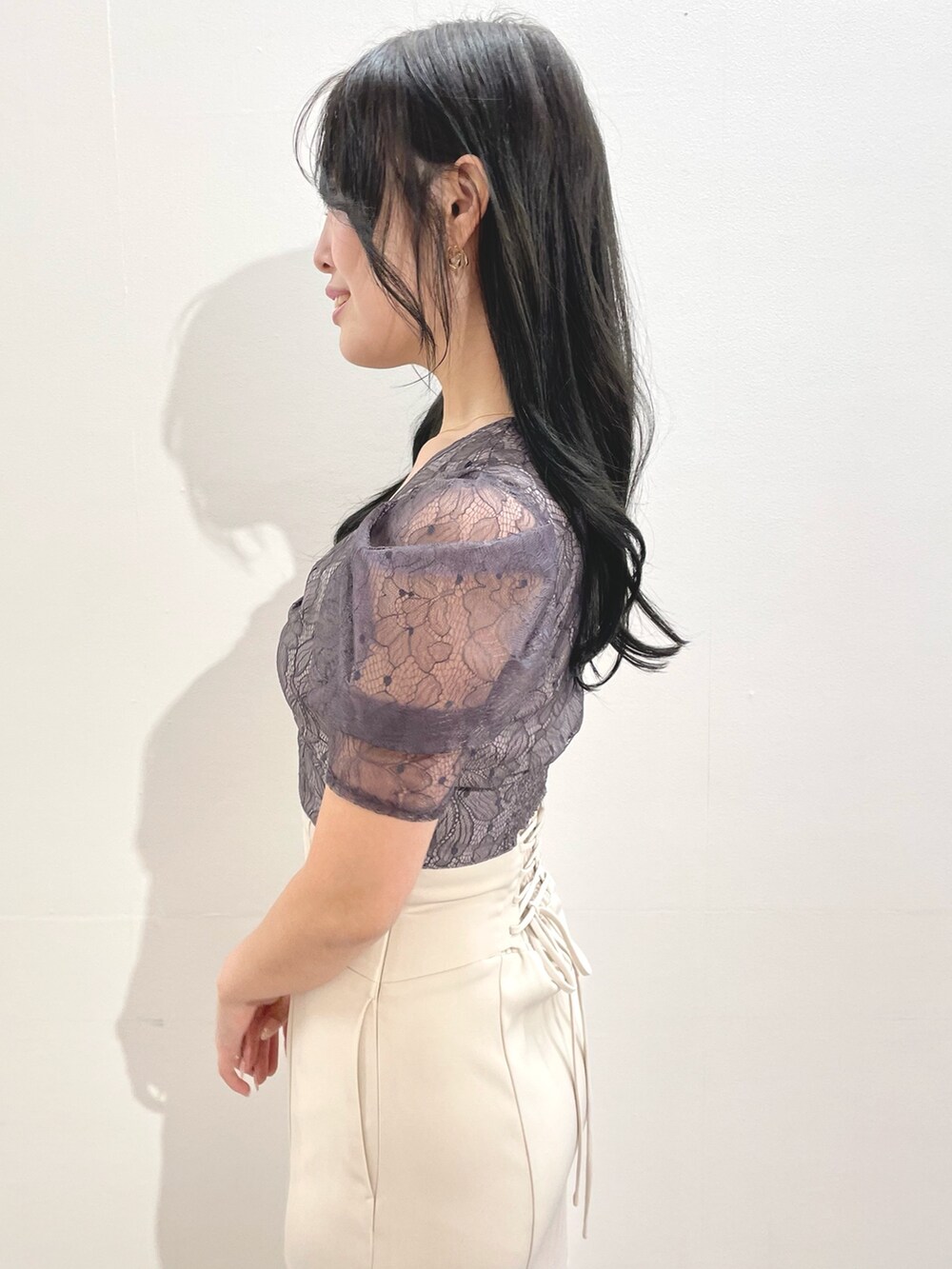 パープル系のシャツ/ブラウス、ホワイト系のスカート、その他のパンプスを着用したレディースの冬コーディネートの5枚目の写真