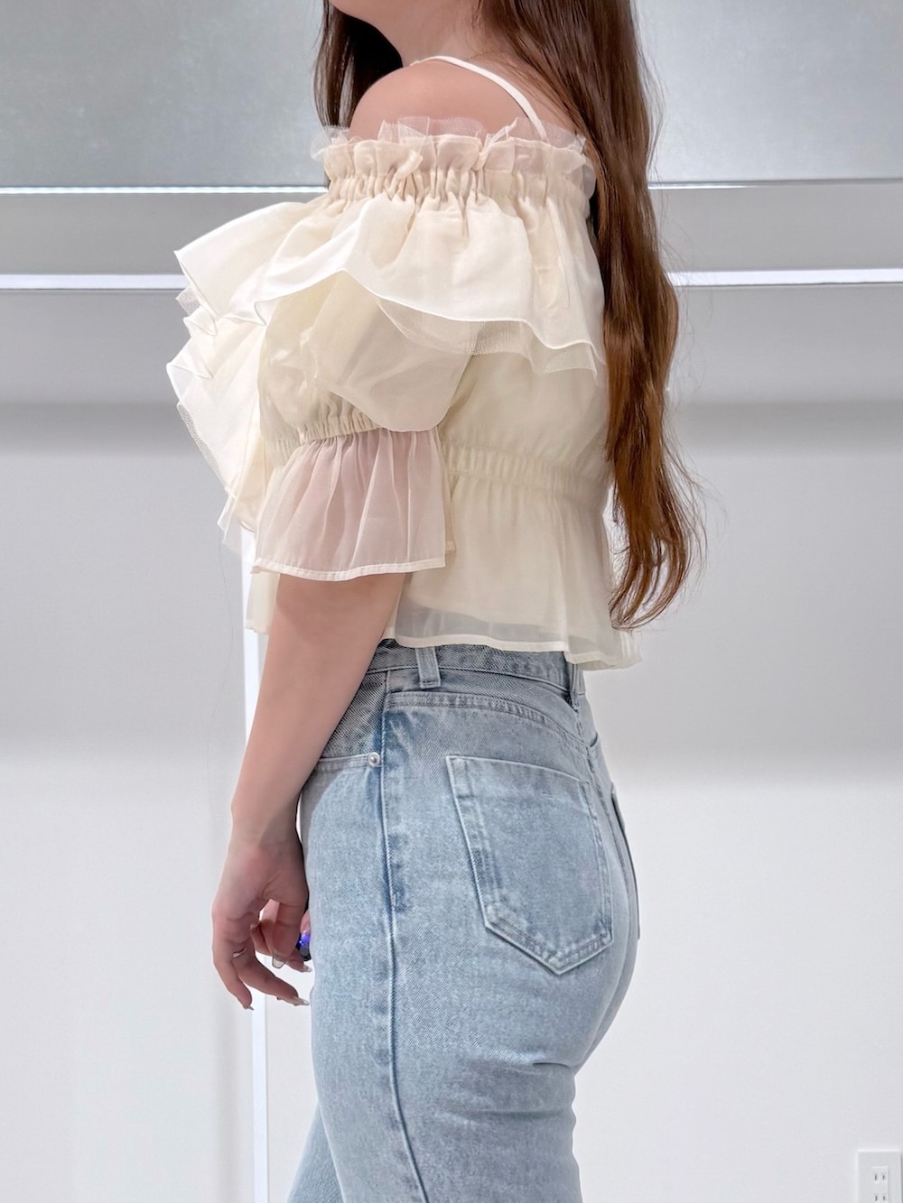 ホワイト系のシャツ/ブラウス、ブルー系のデニムパンツ、その他のサンダルを着用したレディースの春コーディネートの5枚目の写真