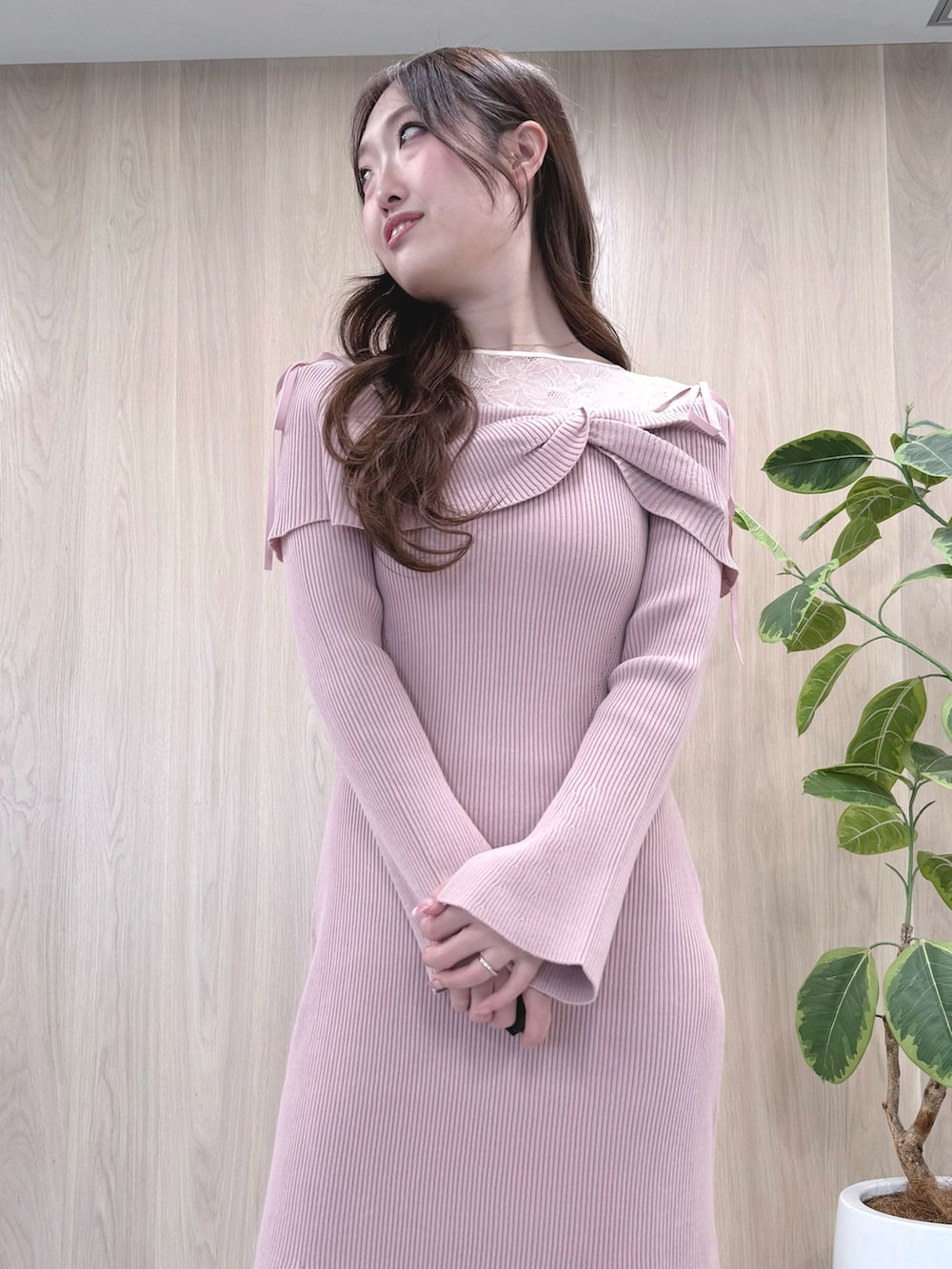 ホワイト系のトレンチコート、ピンク系のワンピース、ホワイト系のパンプスを着用したレディースの冬コーディネートの10枚目の写真