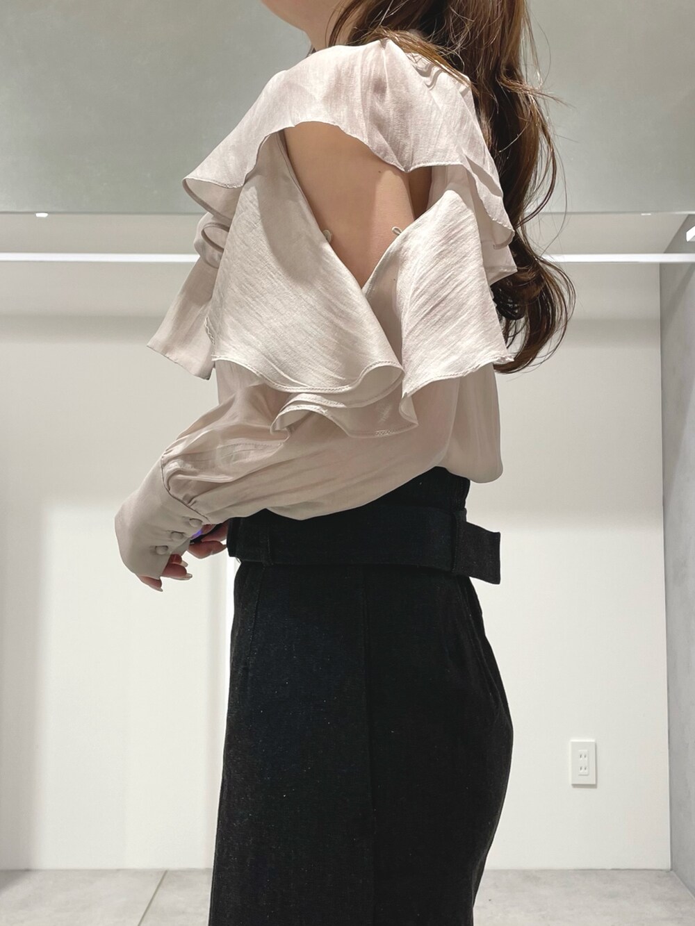 ベージュ系のシャツ/ブラウス、ブラック系のブーツ、ブラック系のスカートを着用したレディースの冬コーディネートの3枚目の写真