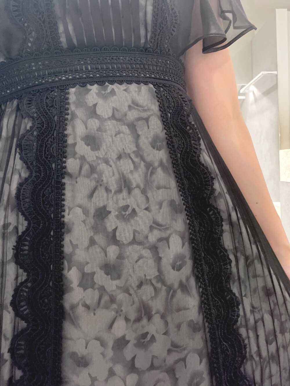 ブラック系のワンピース、ブラック系のトートバッグ、ブラック系のサンダルを着用したレディースの夏コーディネートの9枚目の写真