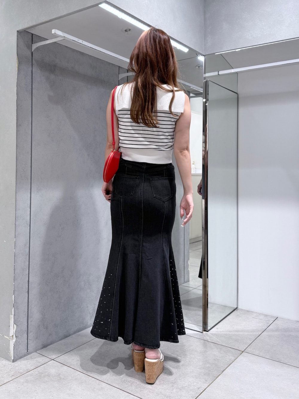 その他のサンダル、レッド系のショルダーバッグ、ブラック系のスカートを着用したレディースの夏コーディネートの4枚目の写真