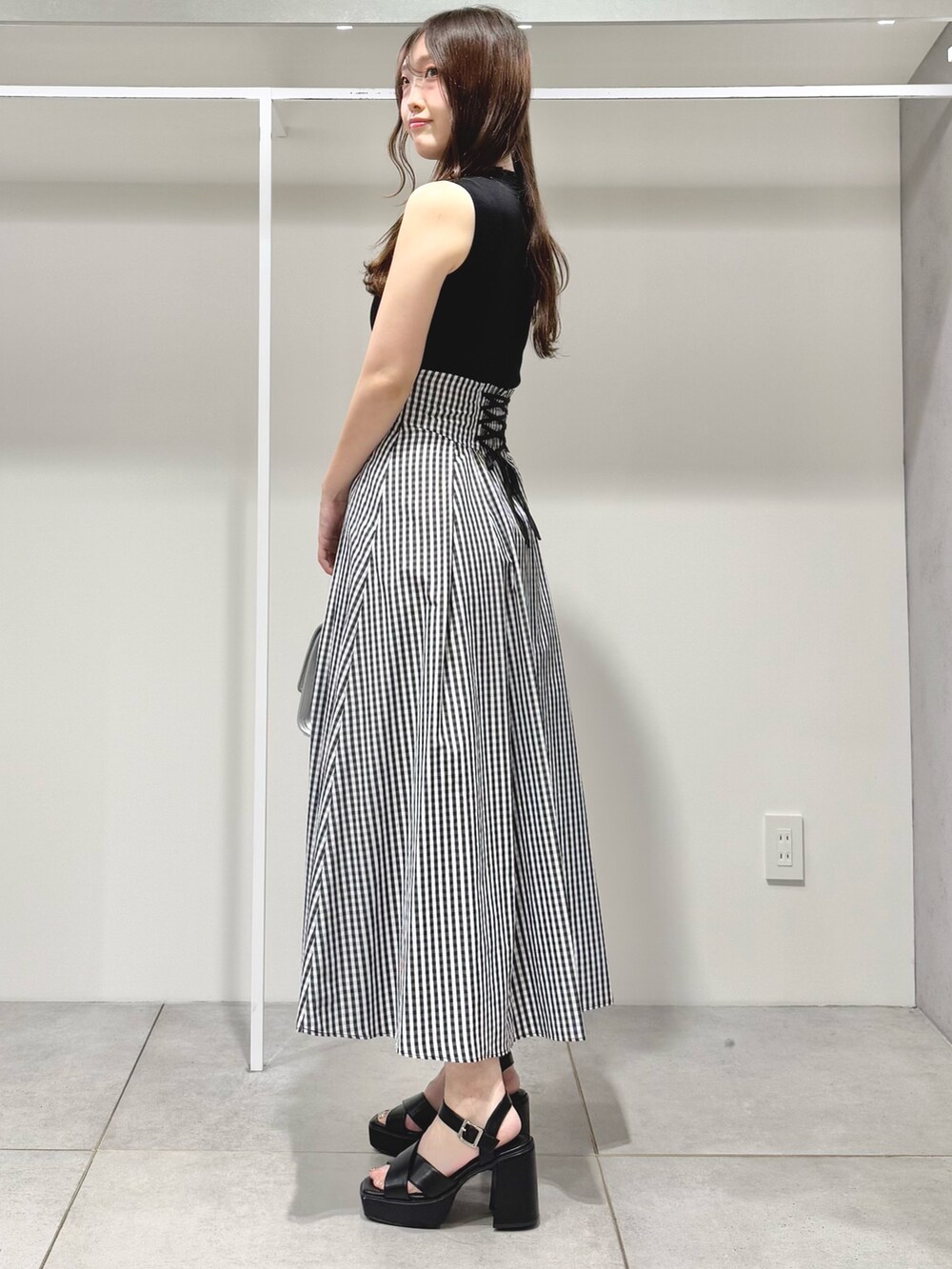 その他のスカート、ブラック系のサンダル、シルバー系のハンドバッグを着用したレディースの春コーディネートの2枚目の写真