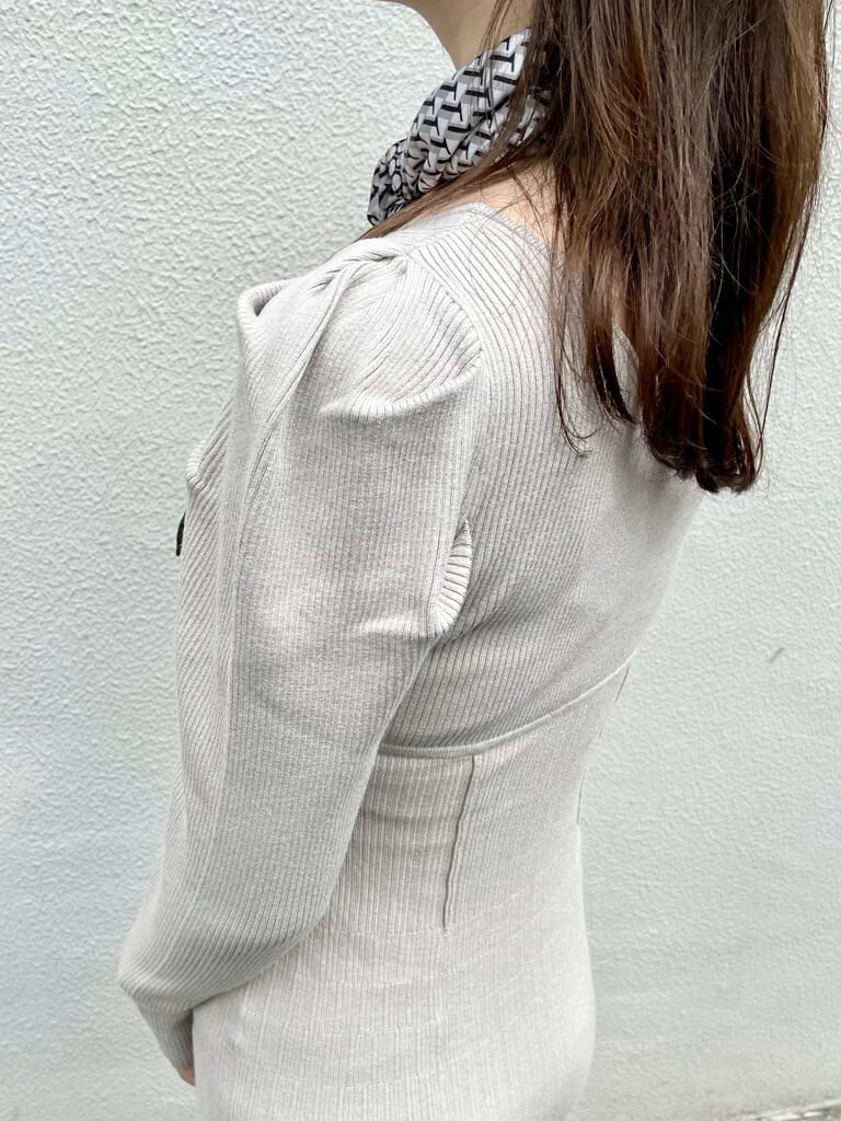 ホワイト系のその他シューズ、ブラック系のハンドバッグ、ベージュ系のワンピースを着用したレディースの秋コーディネートの5枚目の写真