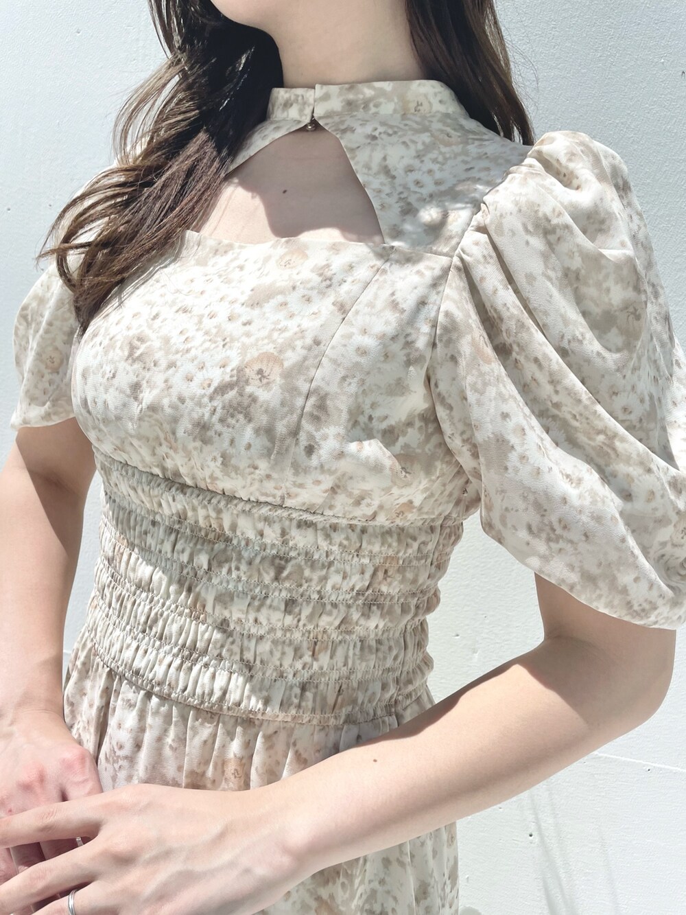 ベージュ系のワンピース、ホワイト系のブーツを着用したレディースの夏コーディネートの6枚目の写真