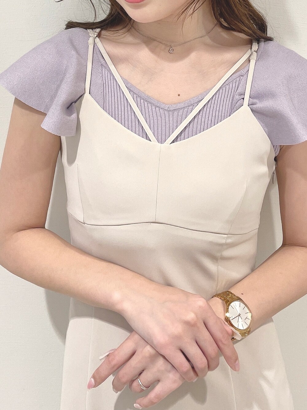 ホワイト系のワンピース、その他のサンダル、パープル系のニット/セーターを着用したレディースの春コーディネートの7枚目の写真