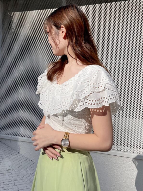 ホワイト系のシャツ/ブラウス、グリーン系のその他パンツ、その他のサンダルを着用したレディースの冬コーディネートの5枚目の写真