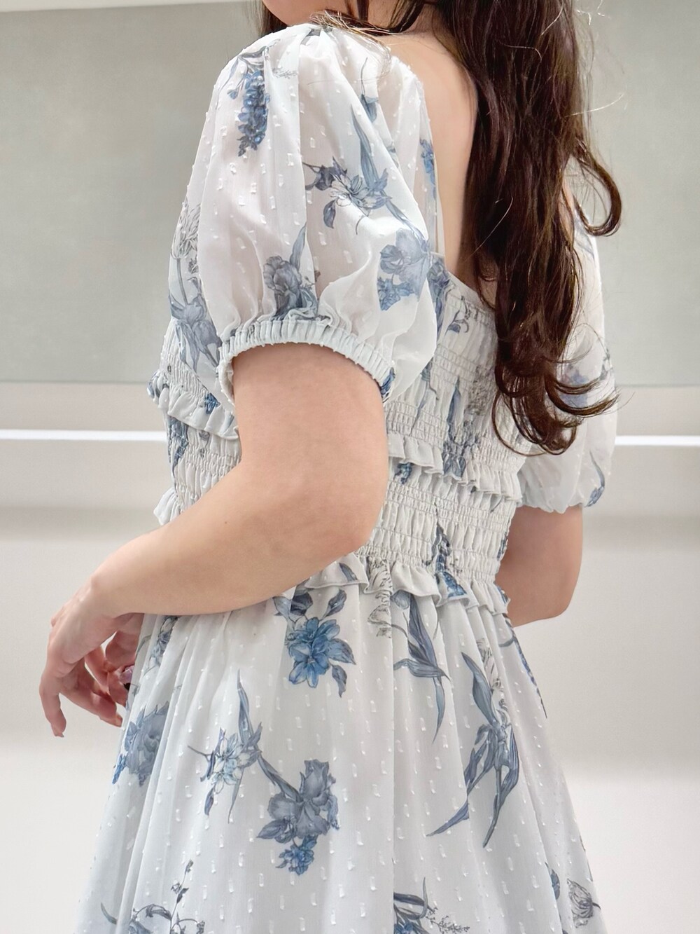 グレー系のワンピース、ブルー系のデニムパンツ、その他のサンダルを着用したレディースの春コーディネートの8枚目の写真